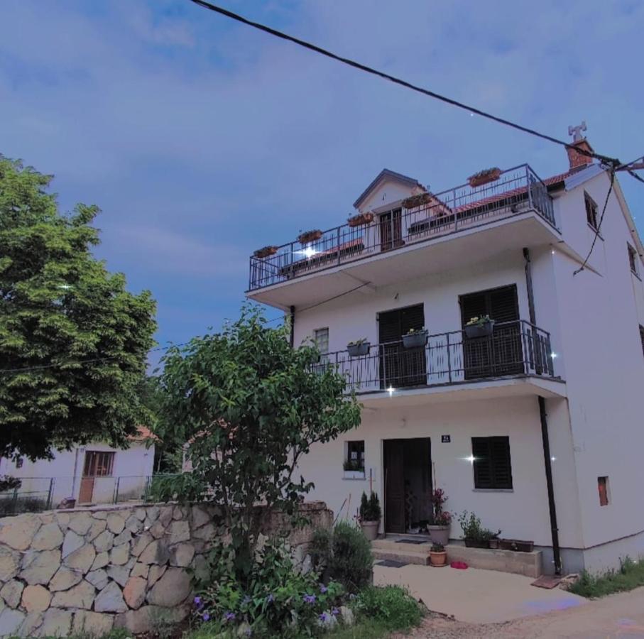 Mare Bed & Breakfast Vrlika Екстериор снимка